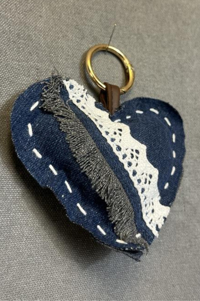 Uretti - سلسلة مفاتيح مصنوعة يدويًا من الدانتيل وشريط الشراشيب على شكل قلب من...