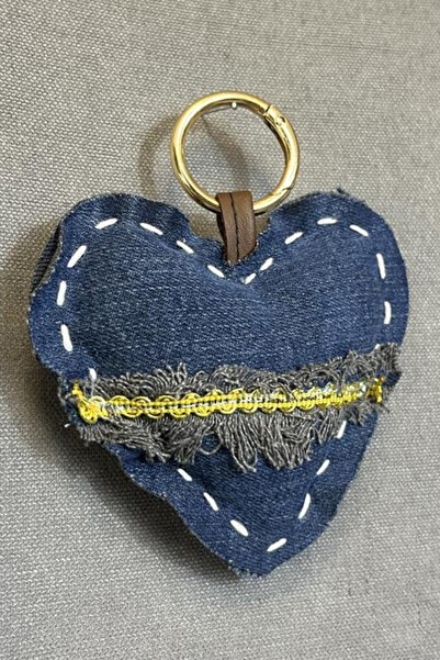 Uretti - سلسلة مفاتيح مصنوعة يدويًا على شكل قلب من إيج 7366 5077 مع شريط مزين...