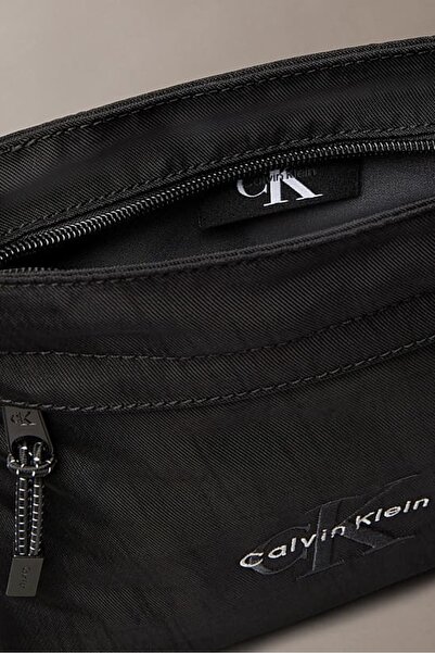 Calvin Klein Erkek Nakış Logolu Çapraz Askılı Postacı Çantası - Siyah