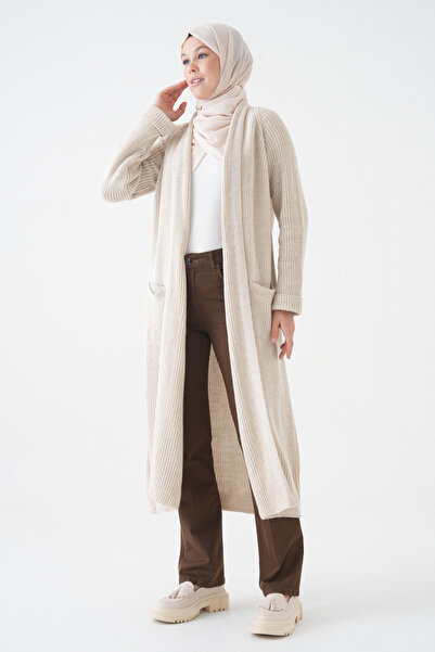 vuvutasarım Γυναικεία πλεκτά ρούχα με διπλή τσέπη με λεπτομέρεια σάλι με γιακά μακρύ κρεμ χιτζάμπ ζακέτα 5001