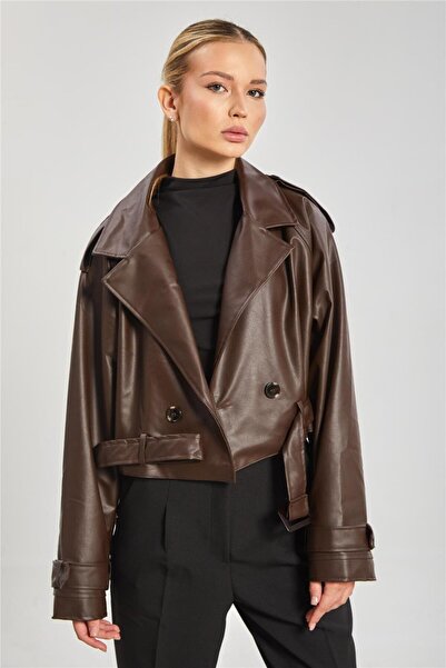 BARRELS AND OIL جاكيت جلد قصير بأزرار للنساء - بني غامق