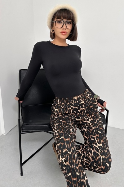 New Now بدلة من قماش المودال بأكمام طويلة وسروال بالازو بنقشة الفهد