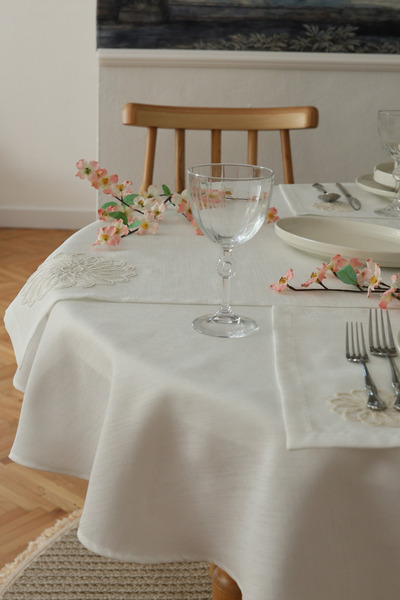 Yakacihome Floral Laced 4-Piece American Tablecloth & Runner Gardenia Linen Washable Stain-Resistant Premium Dowry Set
