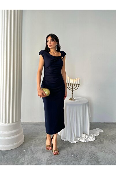 Butik BAHAR Drapeli degaje yaka aksesuarlı elbise