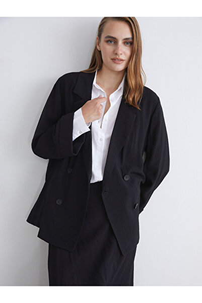 LC Waikiki سترة نسائية سوداء ذات ملمس مميز