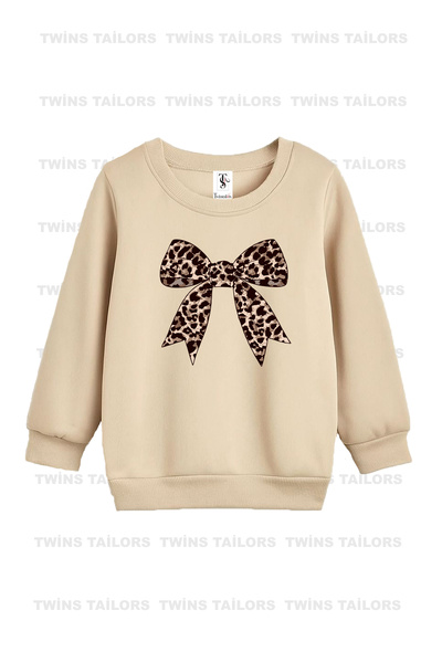 twins tailors Момичешка суитшърт с панделка и бродерия в бежово-зелено-кафяво, с три велосипеда на врата