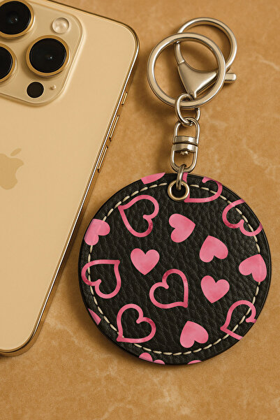 Cekuonline سلسلة مفاتيح معدنية مطبوعة بنمط جلد صناعي من الدرجة الأولى مقاس 6×6 سم باللون الأسود - قلوب مظللة