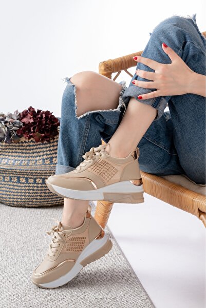 beelleshoe حذاء رياضي نسائي من BelleShoe KARINA ذو نعل عالٍ