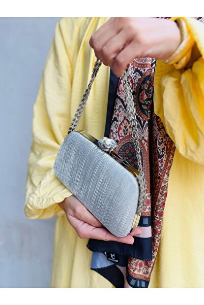 Çanta Trend Our Model Is the One That Cannot Be Without the Özen Günler Brand, a Chain-Handled and Shoulder-Strap Evening Bag.