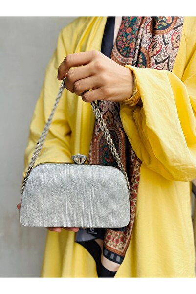 Çanta Trend Our Model Is the One That Cannot Be Without the Özen Günler Brand, a Chain-Handled and Shoulder-Strap Evening Bag.