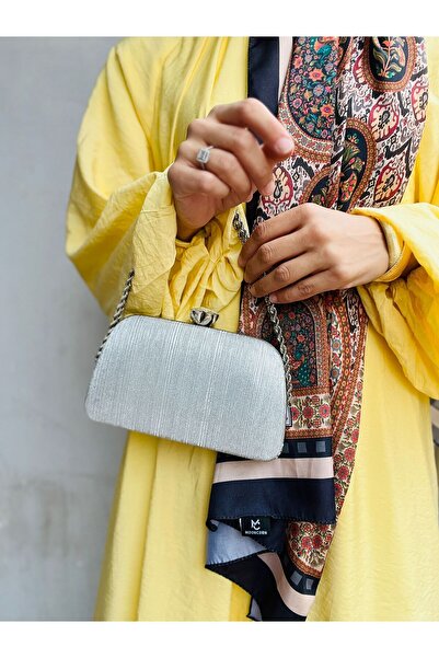 H&D COLLECTİON Our Model Is the One That Cannot Be Without the Özen Günler Brand, a Chain-Handled and Shoulder-Strap Evening Bag.