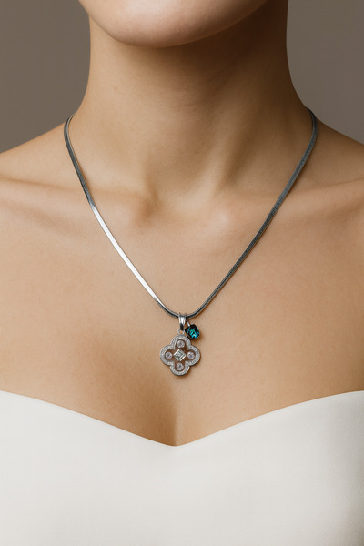 Solare Accessories قلادة من الفولاذ الأزرق المرصع بالحجر مع تفاصيل البرسيم