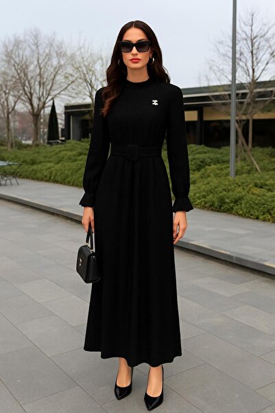 HEDEF DAİSY فستان سهرة طويل للنساء باللون الأسود مع حزام وتفاصيل إكسسوارات حجرية