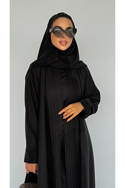 outline عباية سوداء ربع كلوش تزدان بالقيطان