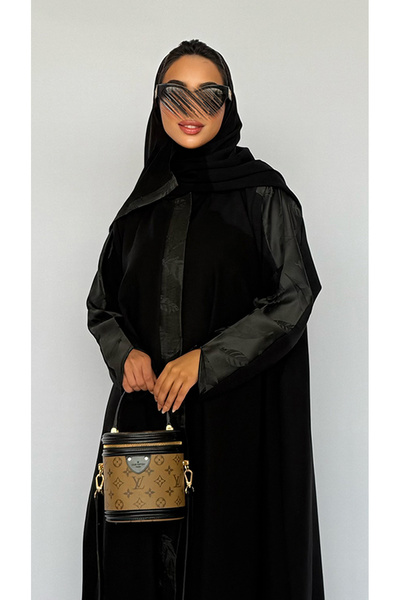 outline Black abaya with a central zipper and a quarter-circle with jacquard fabric overlay