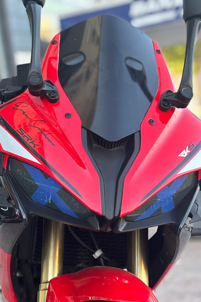 Banxtre ملصق علوي للمصباح الأمامي لـ RKS SRK125 مع فتحات لا تعيق الإضاءة (يمي...