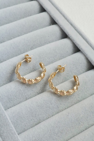 DEMOKAN Kadın Küpe Kararmaz 14k Renk Vip Seri Minik Deniz Kabuklu Yarım Halka 2cm Küpe