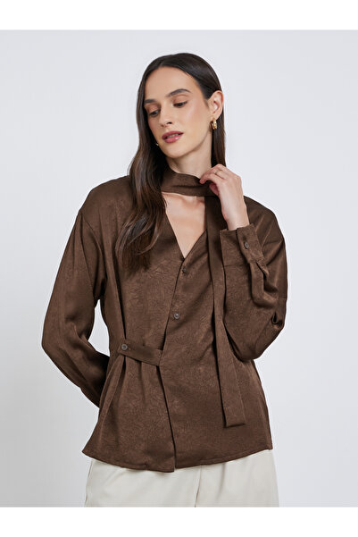 Styli بلوزة بنية اللون برباط على الرقبة وأزرار