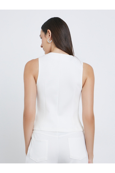 Styli Round Neck Fitted Buttoned Vest