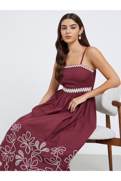 Styli فستان ماكسي أحمر مطرز بأشرطة