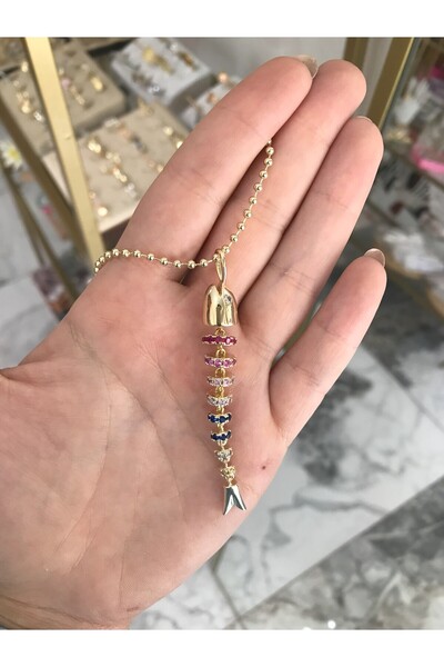 the ASEL İNCİ قلادة على شكل سمكة ملونة من الحجر