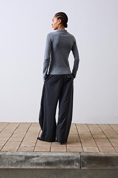 Bershka Ribbed cardigan with hook-and-eye fastenings