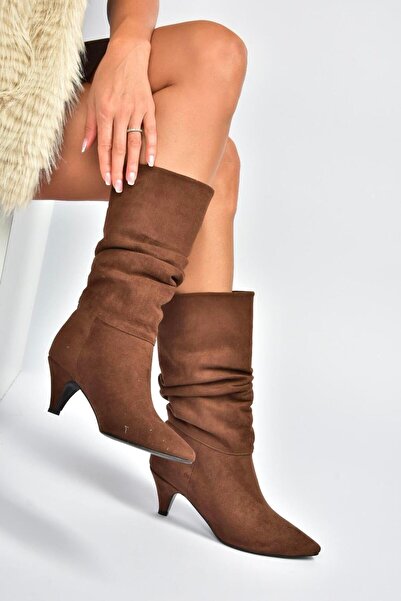 Fox Shoes L404810602 Γυναικείες μπότες με κοντό τακούνι σε καφέ σουέντ