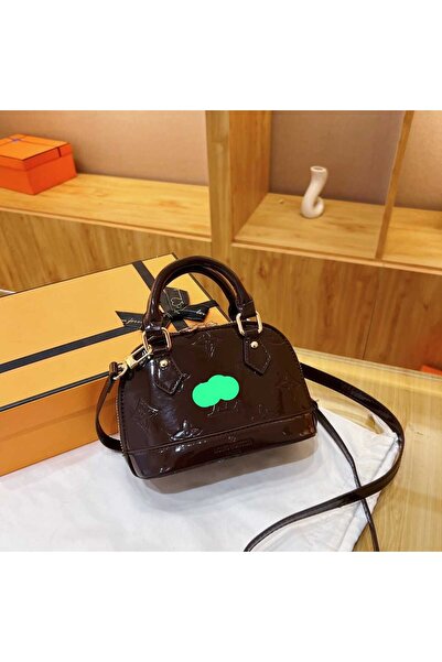 Tory Shoulder bag, an exact copy of the famous brand. It comes with a box, a bag, and a warranty card with the same brand name.