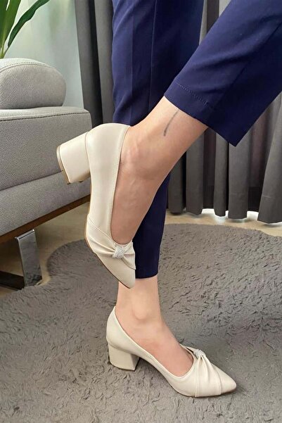 Les Passent حذاء نسائي للسهرة بكعب منخفض وربطة كريمية اللون