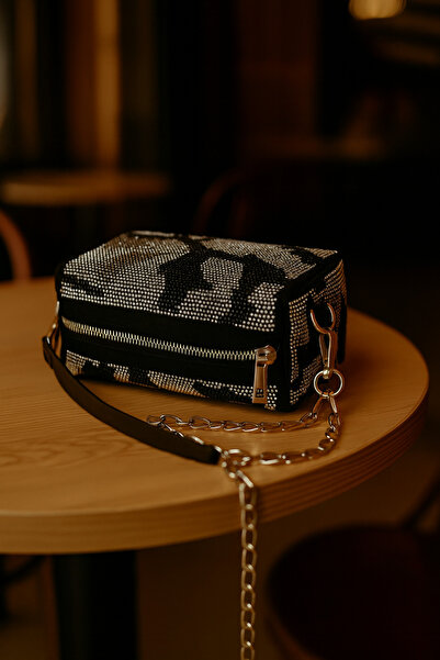 ESTUTE Луксозна вечерна чанта с каишка от верига и каменни детайли