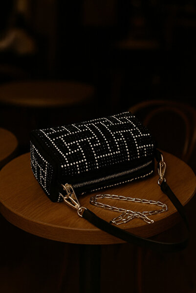 ESTUTE حقيبة سهرة فاخرة بتفاصيل حجرية وحزام سلسلة