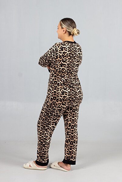 Truva XXL Set de pijamale pentru femei din bumbac pieptănat din viscoză, cu nasturi în față, cu imprimeu leopard, mărime mare