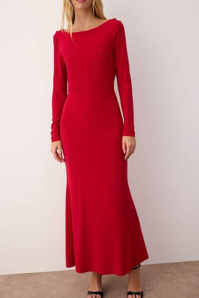 Trendyol Collection Rotes, gestricktes Maxikleid ohne Futter mit Rückendetail TPRAW26EL00029