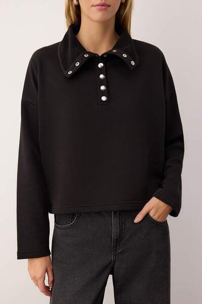 Trendyol Collection Černá Silná bez šardonu Detailní pohodlná pletená mikina s ležérním/ležérním střihem TWOAW26SW00010