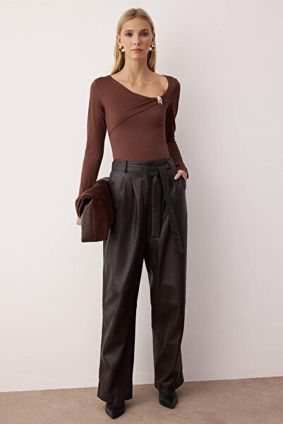 Trendyol Collection Brown Fitted/Slim Fit Accessory Detailed Snap Fastener Stretchy Knitted Bodysuit Twoaw26Bd00004