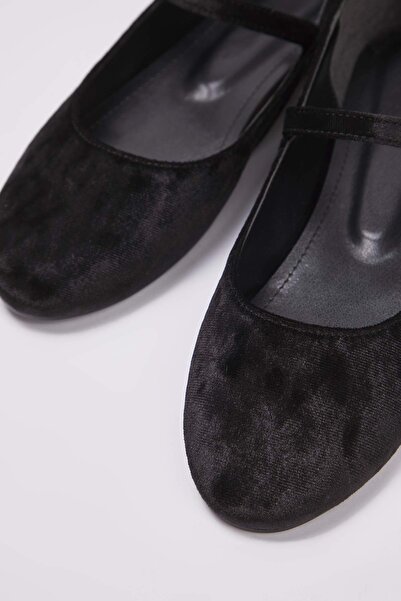 TRENDYOL SHOES Чорні оксамитові балетки Mary Jane для жінок TAKAW26BE00008
