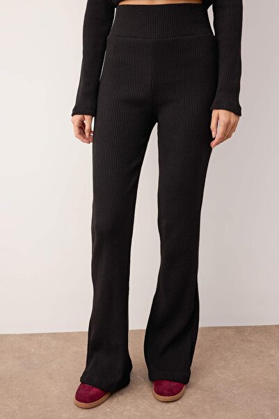 Trendyol Collection Fekete bordás, hasított kötött blúz - nadrág alsó rész - felső szett TWOAW26AU00076