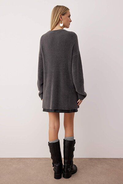 Trendyol Collection Antracitový široký měkký pletený svetr s texturou TWOAW26KZ00207