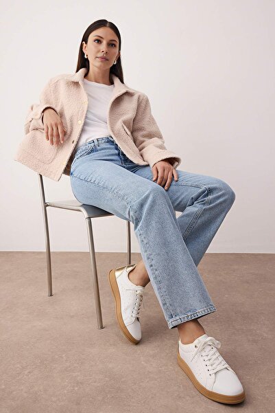 TRENDYOL SHOES Weiße Metallic-Gold-Retro-Schnür-Sportschuhe für Damen mit Mikrolochmuster TAKAW26SN00014