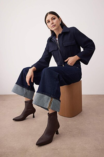 TRENDYOL SHOES Hnědé dámské kotníkové boty na tenkém podpatku se špičatou špičkou 
 TAKAW26BO00063