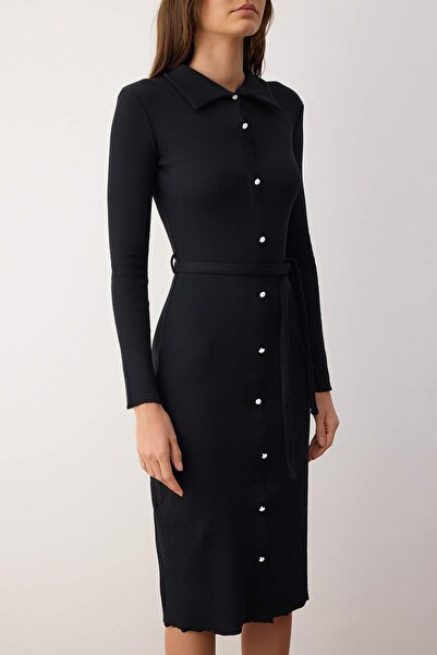 Trendyol Collection Μαύρο εφαρμοστό μακρυμάνικο πόλο λαιμόκοψη με κουμπιά ελαστικό μίντι πλεκτό φόρεμα TWOAW23EL00115