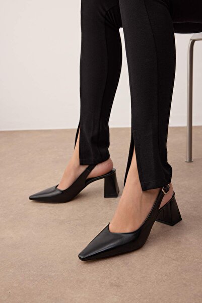 TRENDYOL SHOES Dámské boty na blokovém podpatku z černé lakované kůže s detailní špičatou špičkou
TAKAW26TO00010