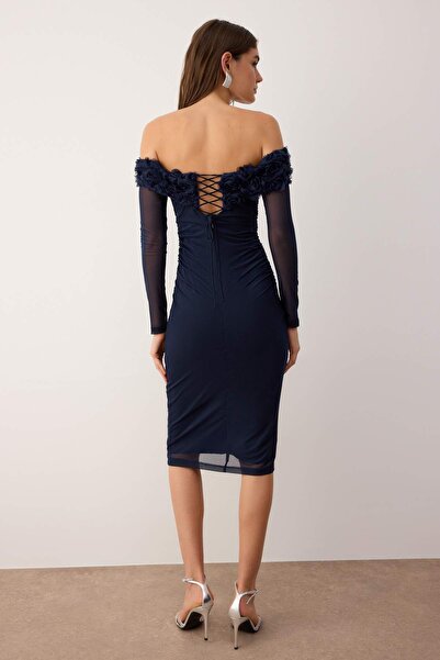 Trendyol Collection Sötétkék testhezálló Carmen gallérú, rózsa részletekkel ellátott, bélelt tüll midi ruha TPRAW26EL00027