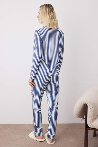 Trendyol Collection Dunkelblaues gestreiftes Pyjama-Set mit Paspeln und Fleece-Innenseite, gestricktes Hemd und Hose, THMAW24PT00050