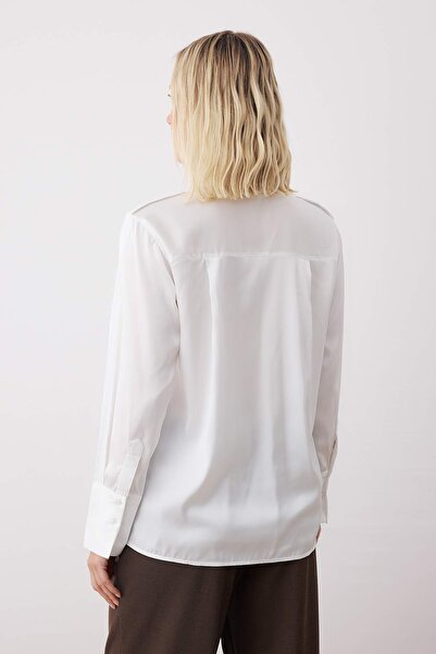 Trendyol Collection Weißes Satinhemd mit Abzeichen TWOAW26GO00039