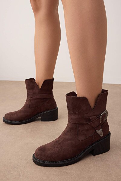 TRENDYOL SHOES Hnědé semišové dámské boty s kulatou špičkou a blokovým podpatkem s kovovou přezkou 
 TAKAW26BO00077