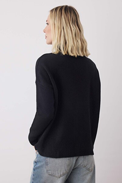 Trendyol Collection Černý pletený svetr s měkkou texturou – Wide Fit Twoaw23Kz00469