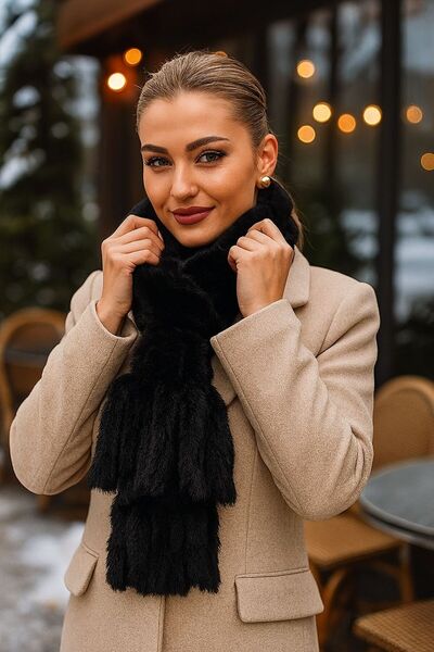 Axesoire 14695 Чорна плюшева шарф з бахромою на кінцях