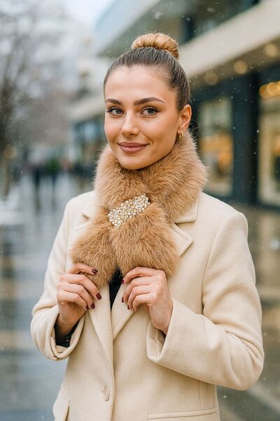 Axesoire 14700 İnci Aksesuarlı Camel Peluş Boyunluk Atkı