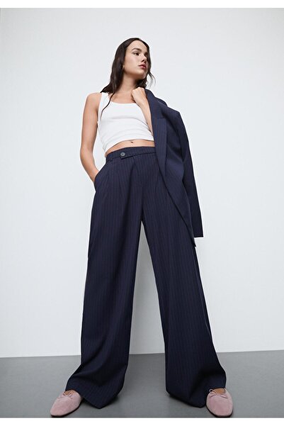 Stradivarius Split suede ballet flats with bow